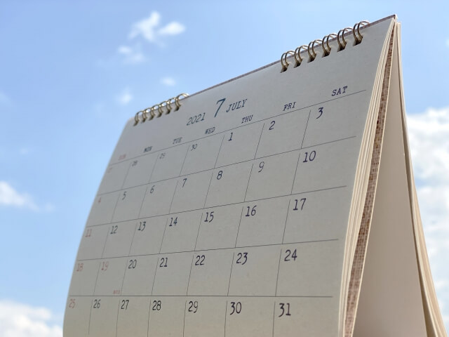 青空の下にある7月の卓上カレンダー
